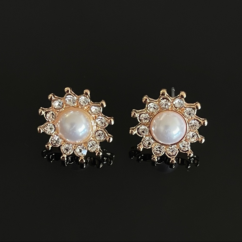✨Elegant Pearl Stud Earrings with rhinestones